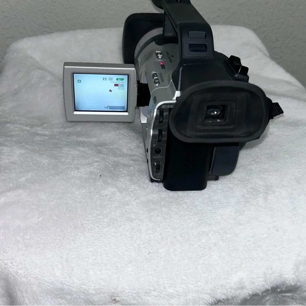 CANON DM-XM2 E - 3CCD DIGITAL VIDEO CAMCORDER XM2 PAL (TURNS ON) UNTESTED